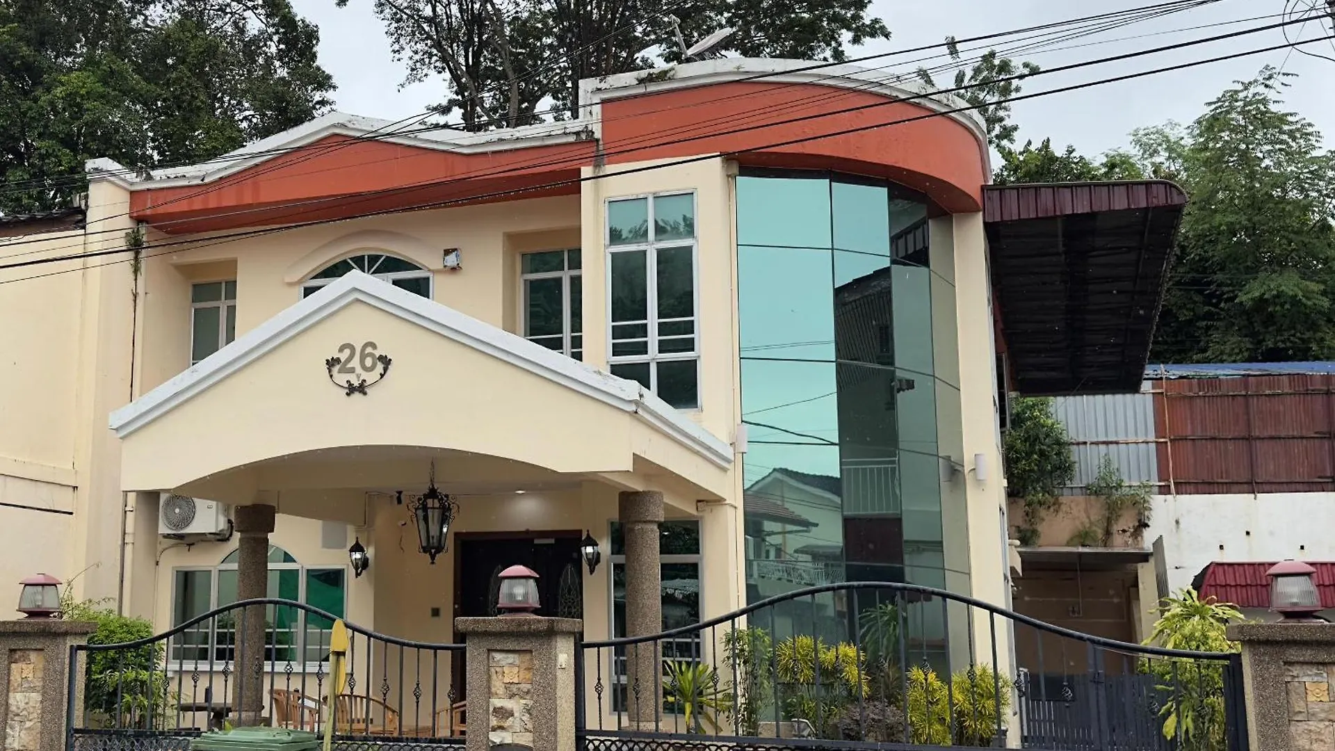 Spacious Air Terjun Semi-D 7Br 21Pax George Town