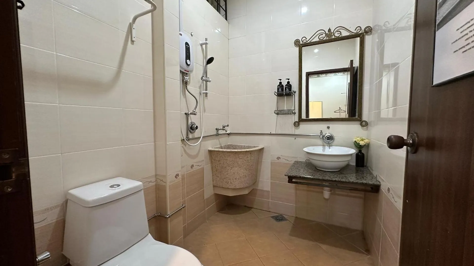 Spacious Air Terjun Semi-D 7Br 21Pax George Town Holiday home