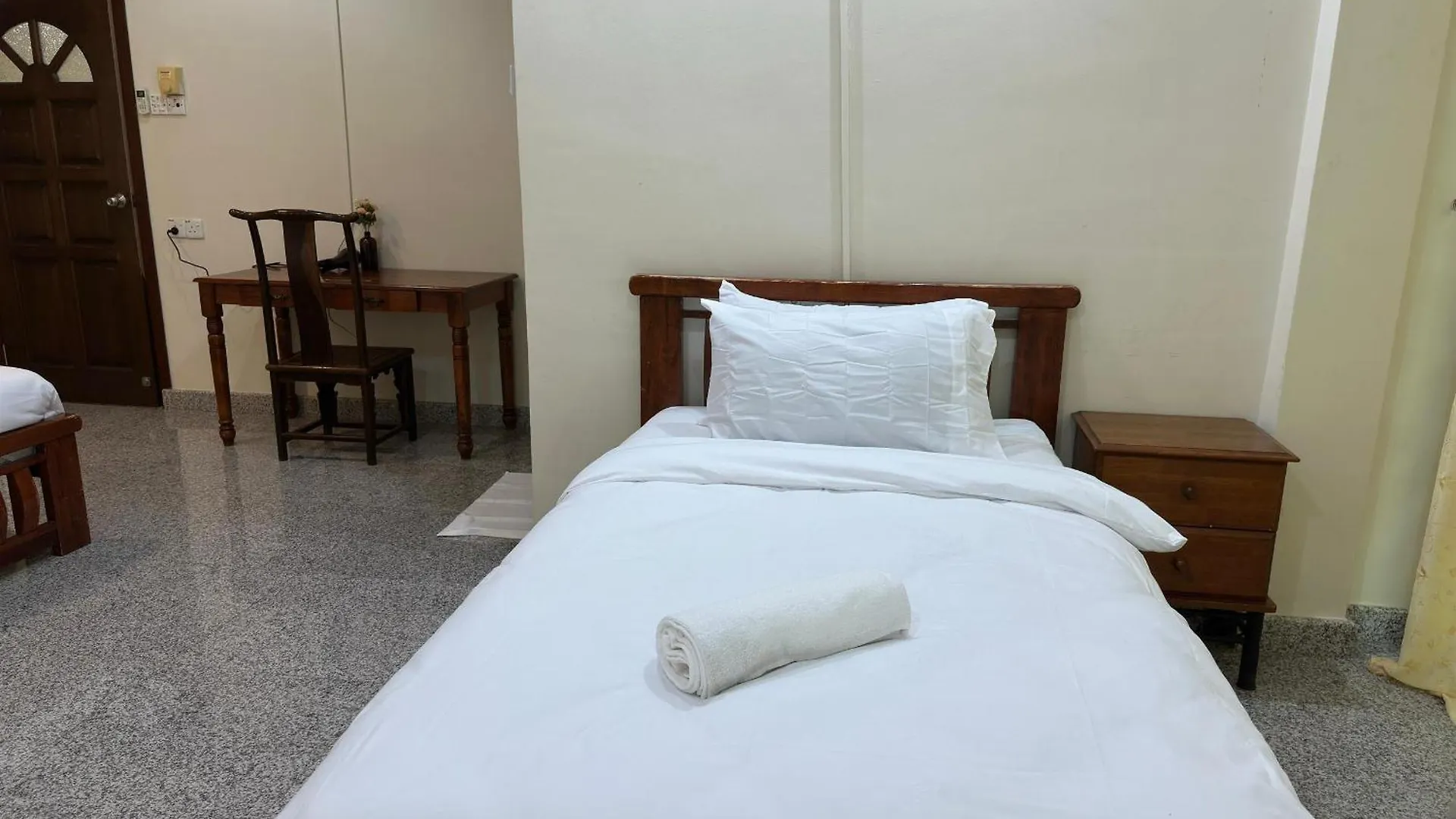 Spacious Air Terjun Semi-D 7Br 21Pax George Town