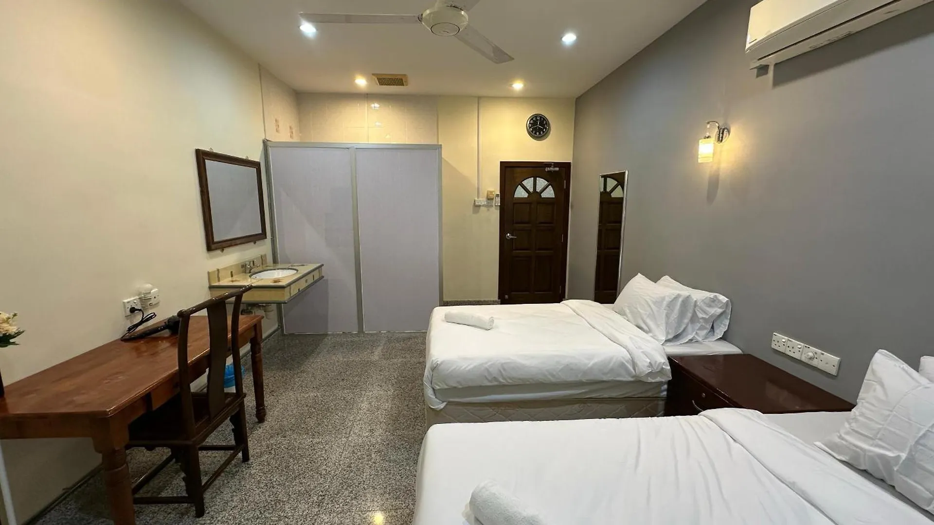Spacious Air Terjun Semi-D 7Br 21Pax George Town