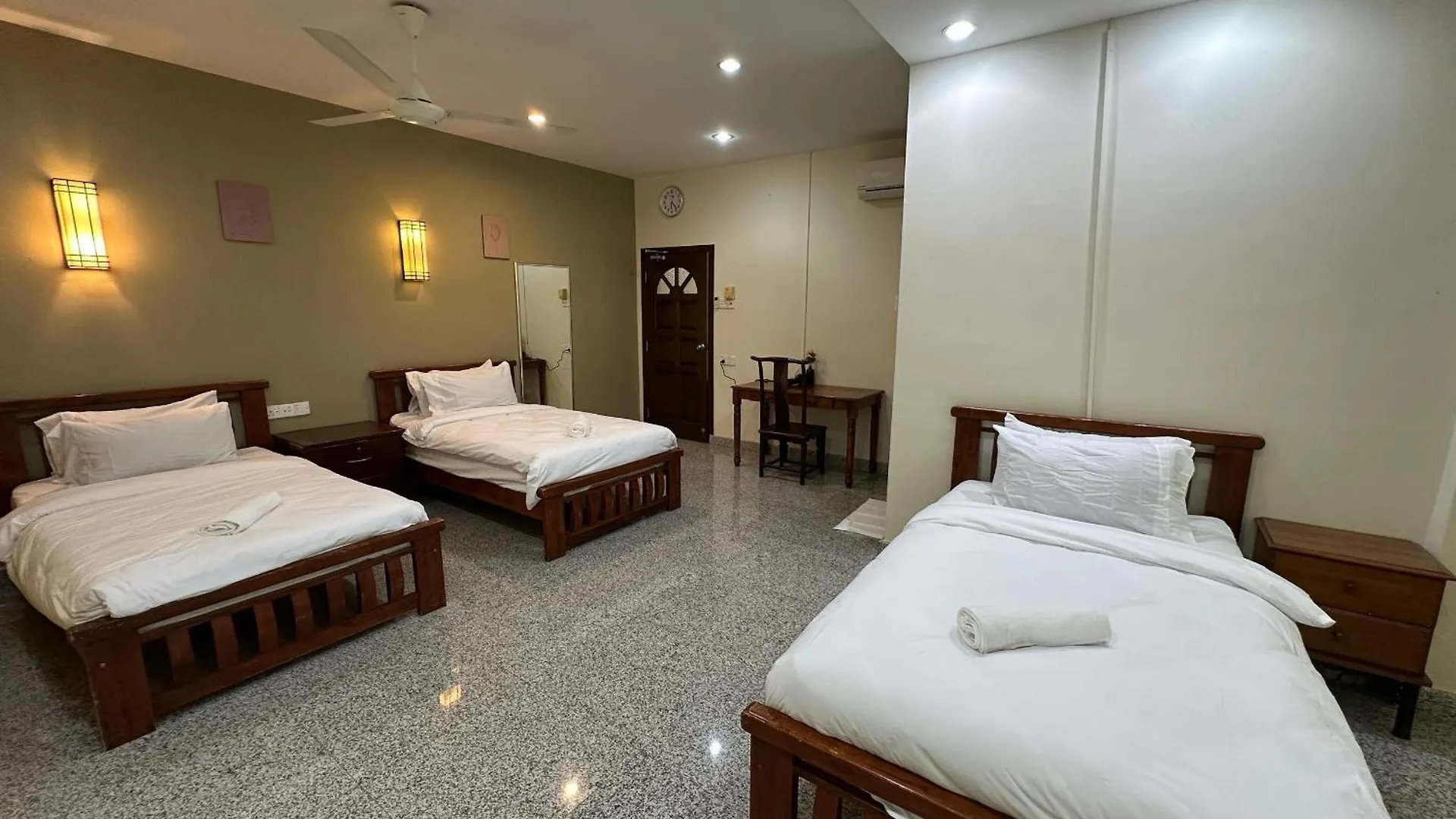 Spacious Air Terjun Semi-D 7Br 21Pax Джорджтаун